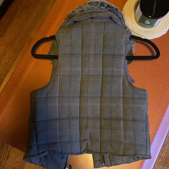 GUESS PLAID PUFFER VEST - Picture 8 of 11